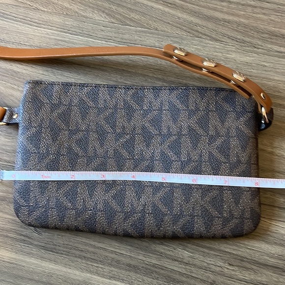 Michael Kors Belt Wallet Brown - Picture 2 of 4